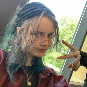 Meet your Posher, Caitlin